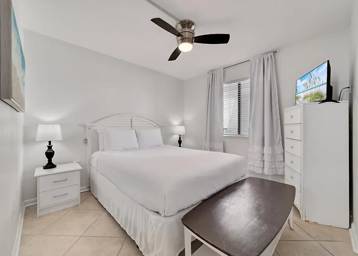 Holiday home 1br/1ba Sleeps 4 Near W/ Breathtaking Ocean Views